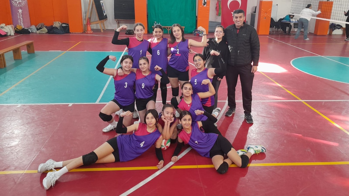 KÜÇÜK KIZ VOLEYBOL TAKIMIMIZ İLÇE BİRİNCİSİ OLDU